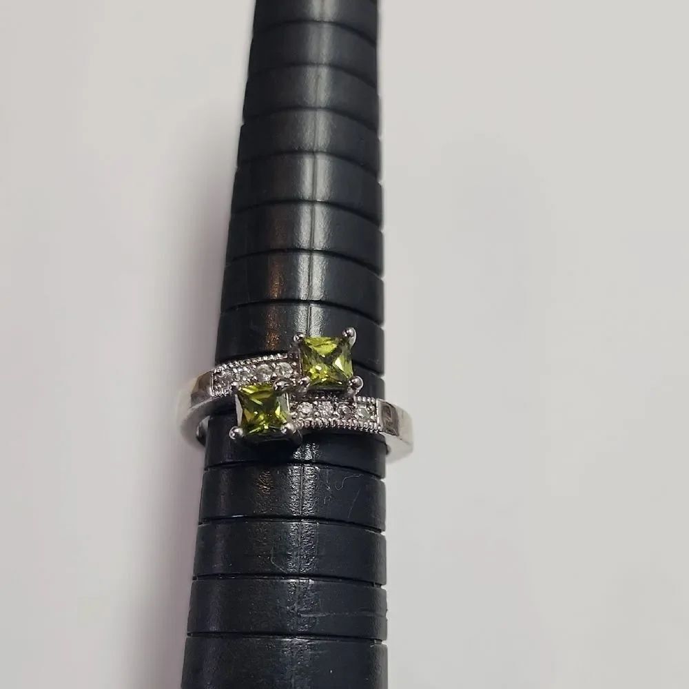 Elegant Silver Plated and Green Glass Gemstone Ring Size 6.75